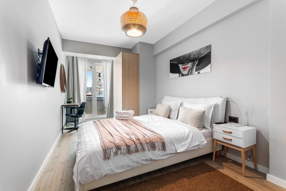 Bed, TV and multimedia, Photo of the whole room, Bedroom, towels