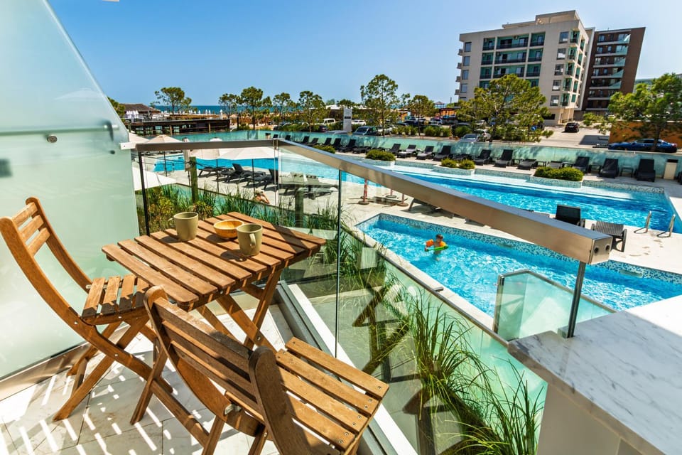 View (from property/room), Balcony/Terrace, Pool view, Swimming pool, sunbed
