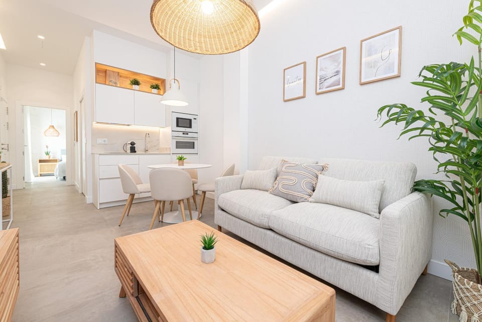 Kitchen or kitchenette, Living room, Seating area, Dining area, oven