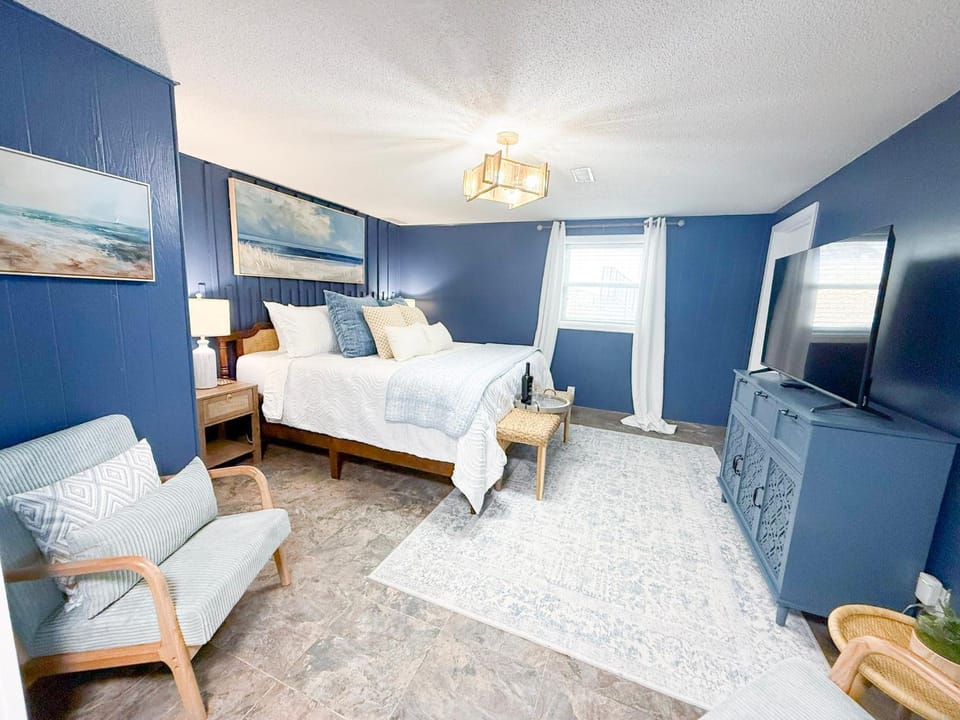 Landing on Lake Time: Lakefront-4BD/2BA/Private Dock/Decks/Firepit-10PP House in Lake of the Ozarks