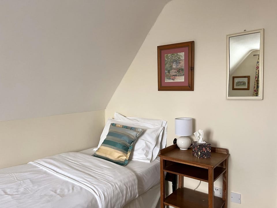 Property building, Bed, Photo of the whole room, Bedroom