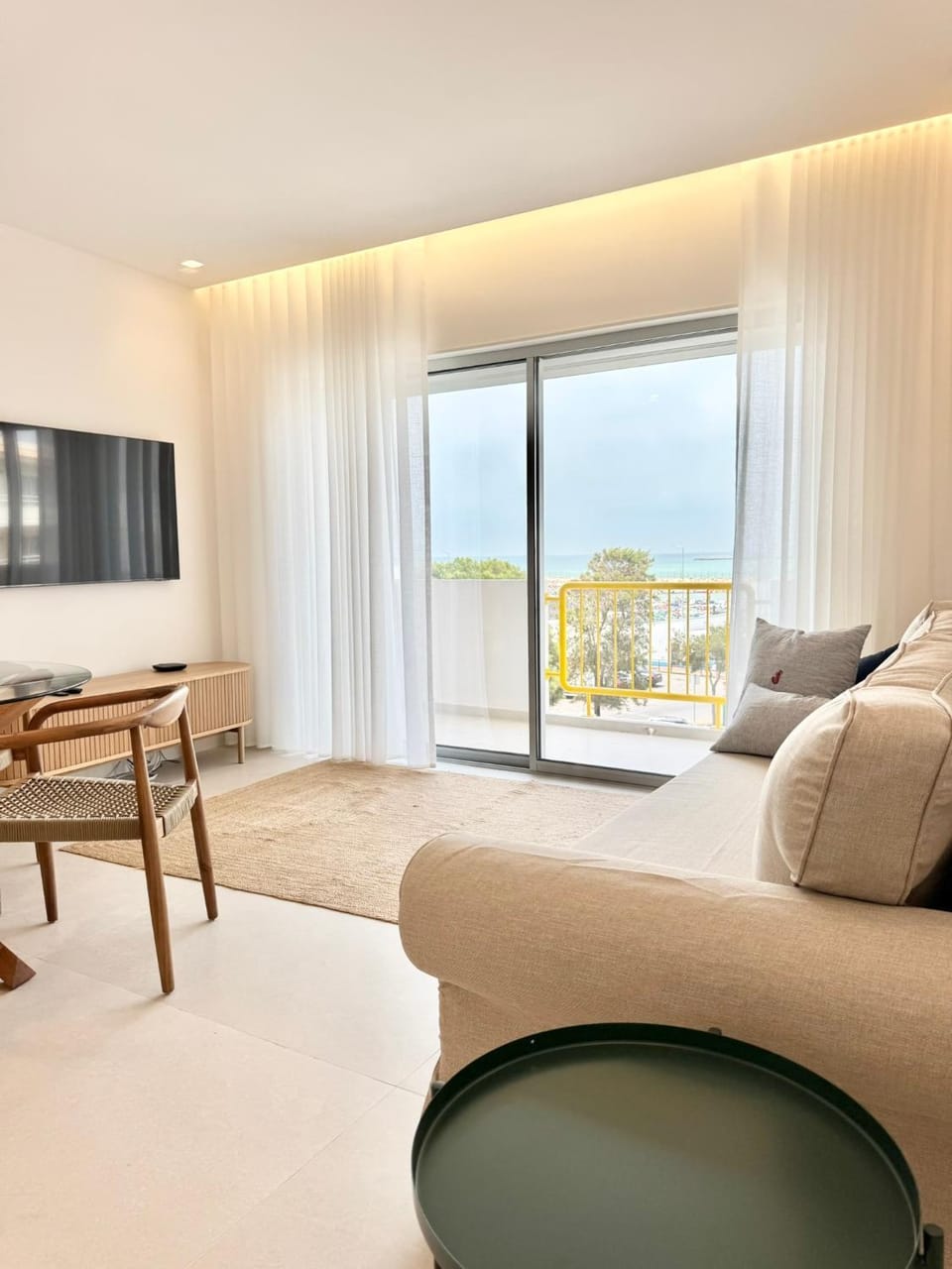 Communal lounge/ TV room, TV and multimedia, View (from property/room), Balcony/Terrace, Living room, Seating area, Dining area, Sea view