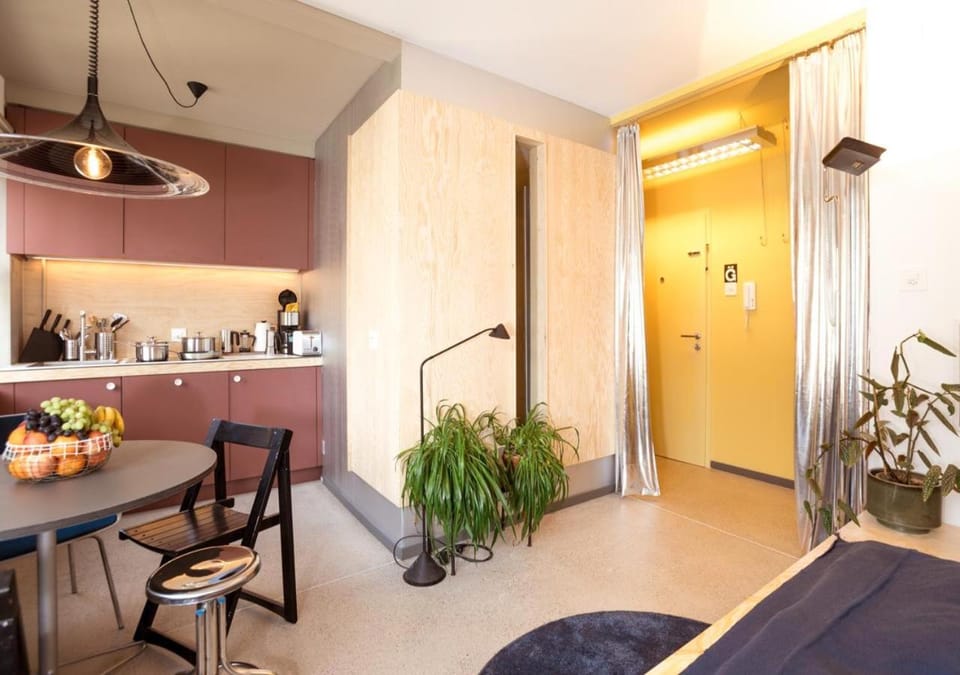 Coffee/tea facilities, Kitchen or kitchenette, Living room, Food and drinks, Photo of the whole room, Decorative detail, Seating area, Dining area, Bedroom, stove, toaster