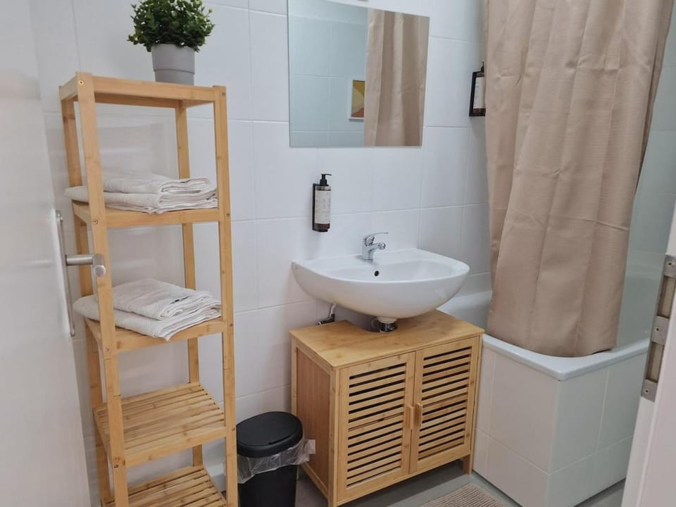Bathroom, towels