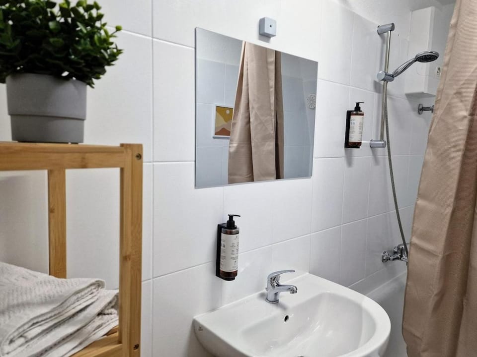 Shower, Bathroom, Bath, towels