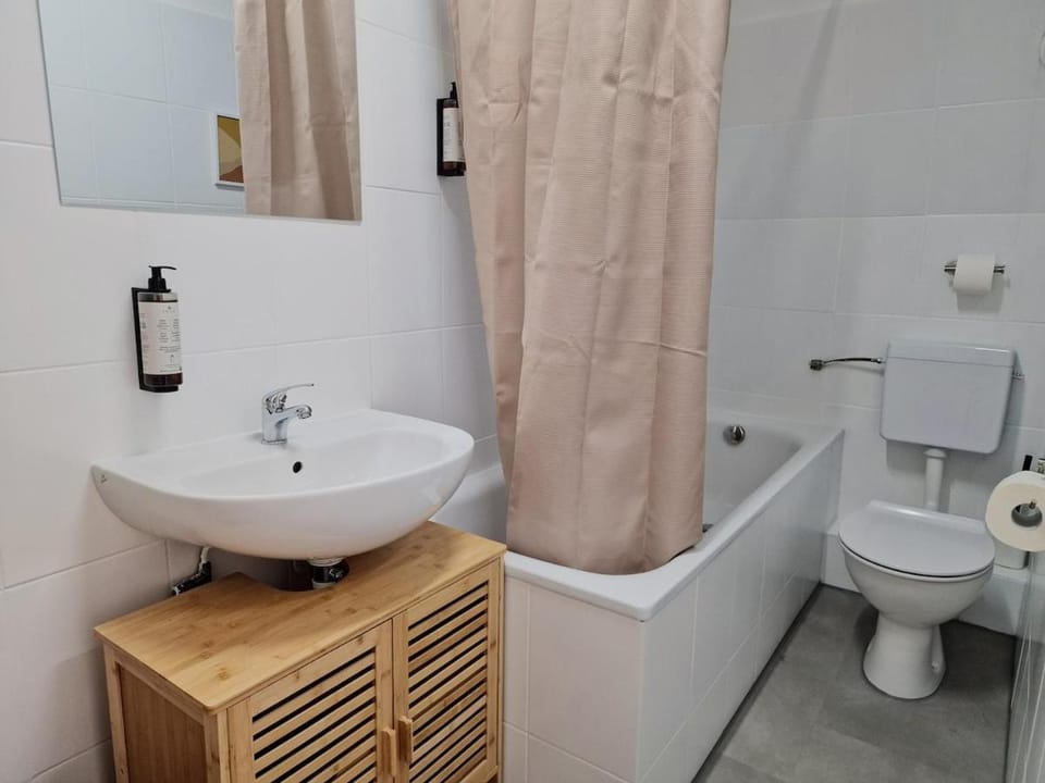 Shower, Toilet, Bathroom, Bath, towels