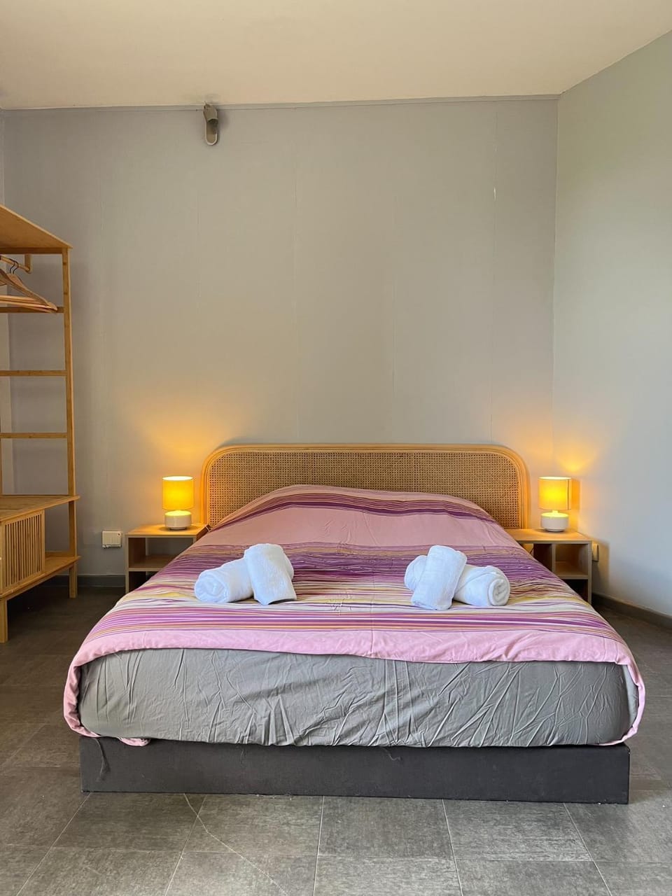 Bed, Bedroom, towels