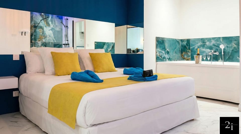 Property building, Bed, Hot Tub, Photo of the whole room