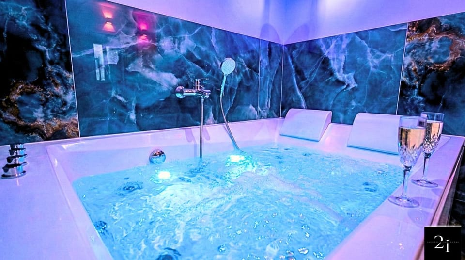 Property building, Hot Tub, Spa and wellness centre/facilities
