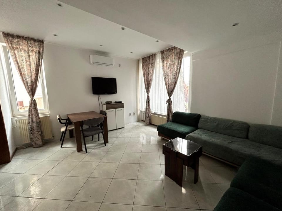 Communal lounge/ TV room, TV and multimedia, Living room, Seating area