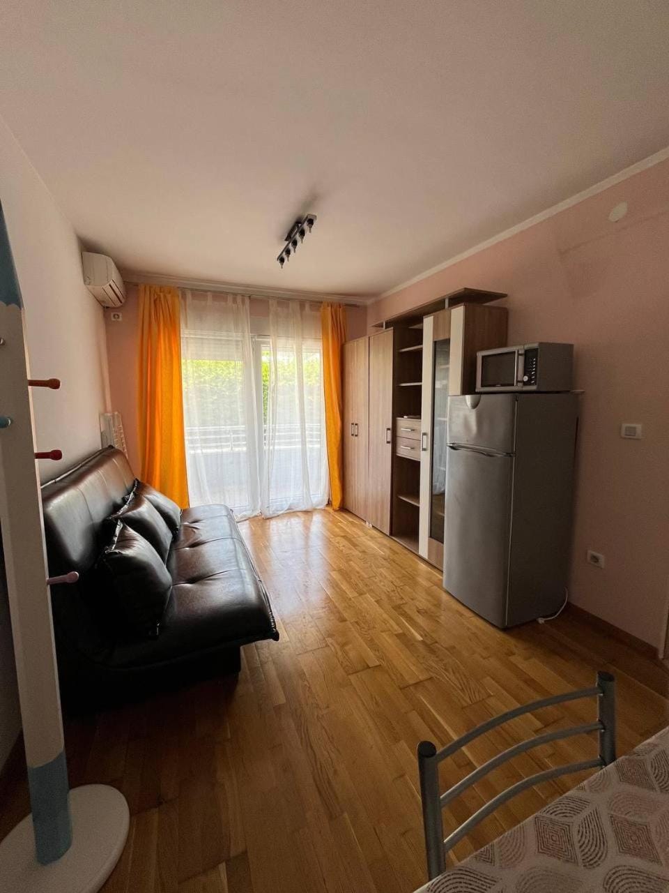 Kitchen or kitchenette, Living room, oven, pet friendly