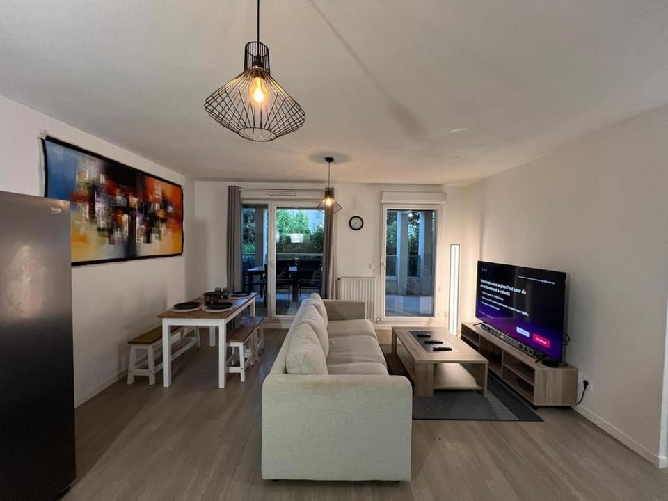 T2 moderne avec terrasse, proche de Lyon Apartment in Vaulx-en-Velin