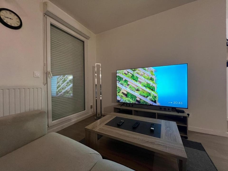 T2 moderne avec terrasse, proche de Lyon Apartment in Vaulx-en-Velin