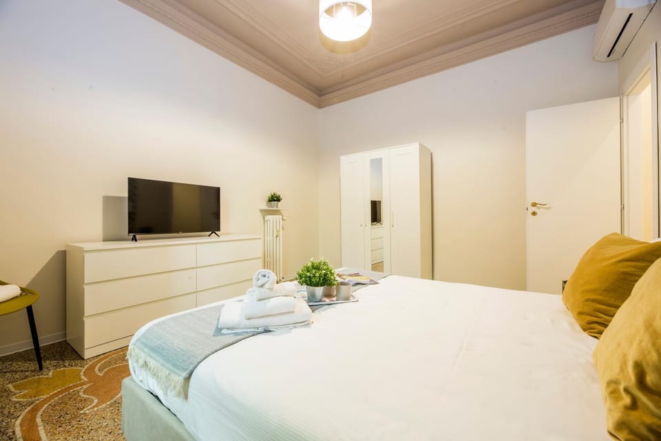 Bed, TV and multimedia, Photo of the whole room, Bedroom, wardrobe
