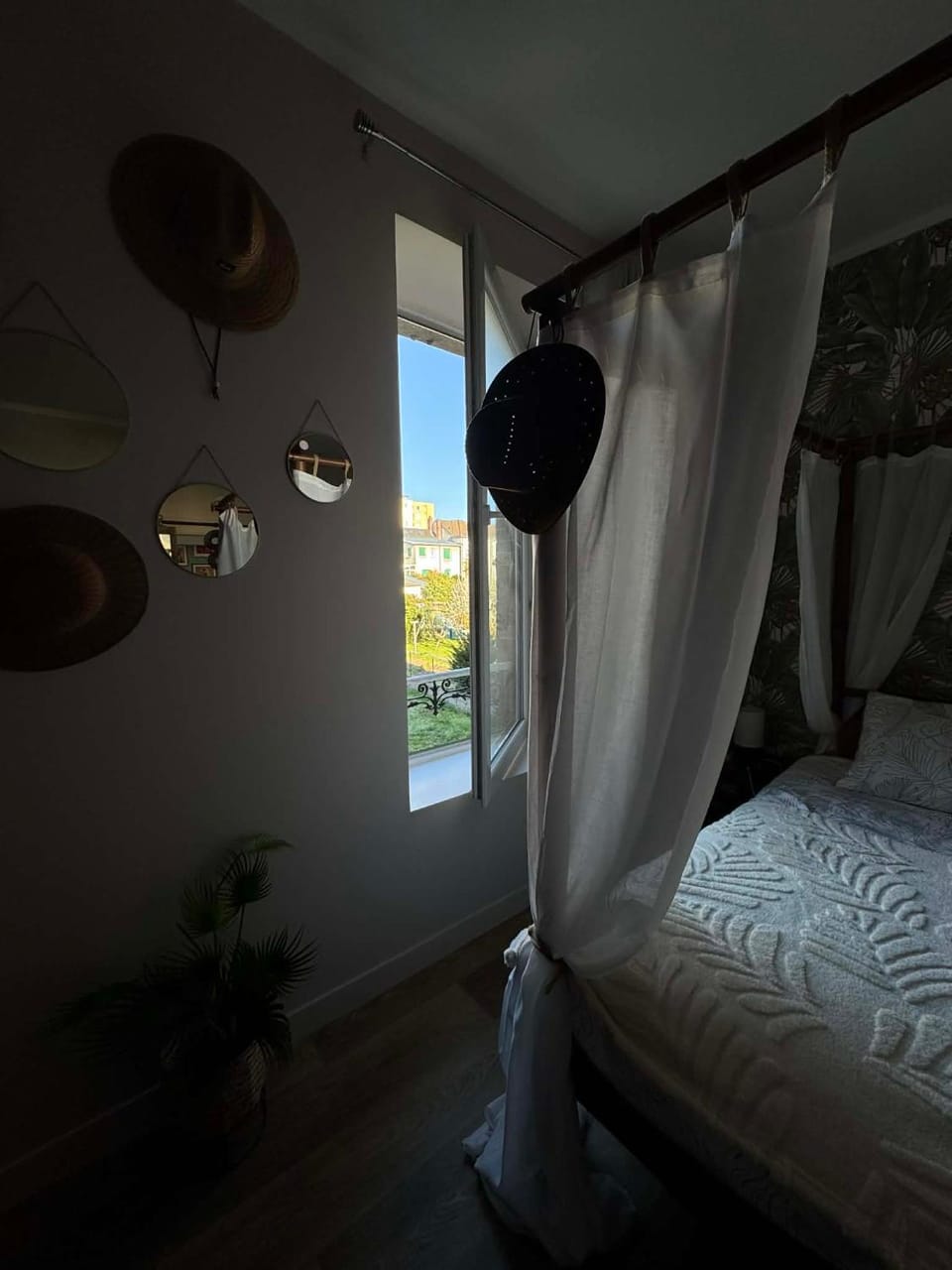 Bed, Bedroom, Garden view