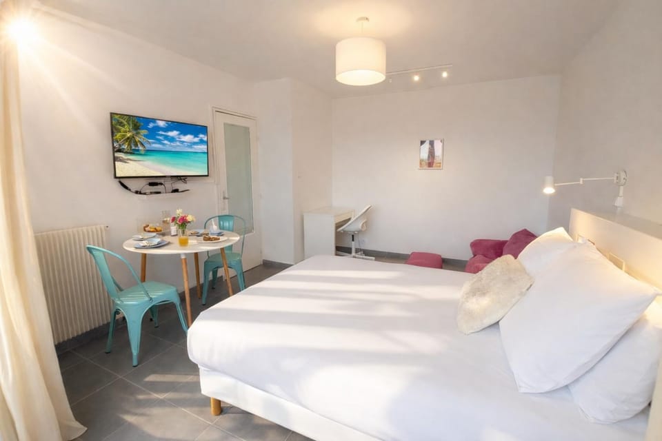 Photo of the whole room, Seating area, Dining area, Bedroom