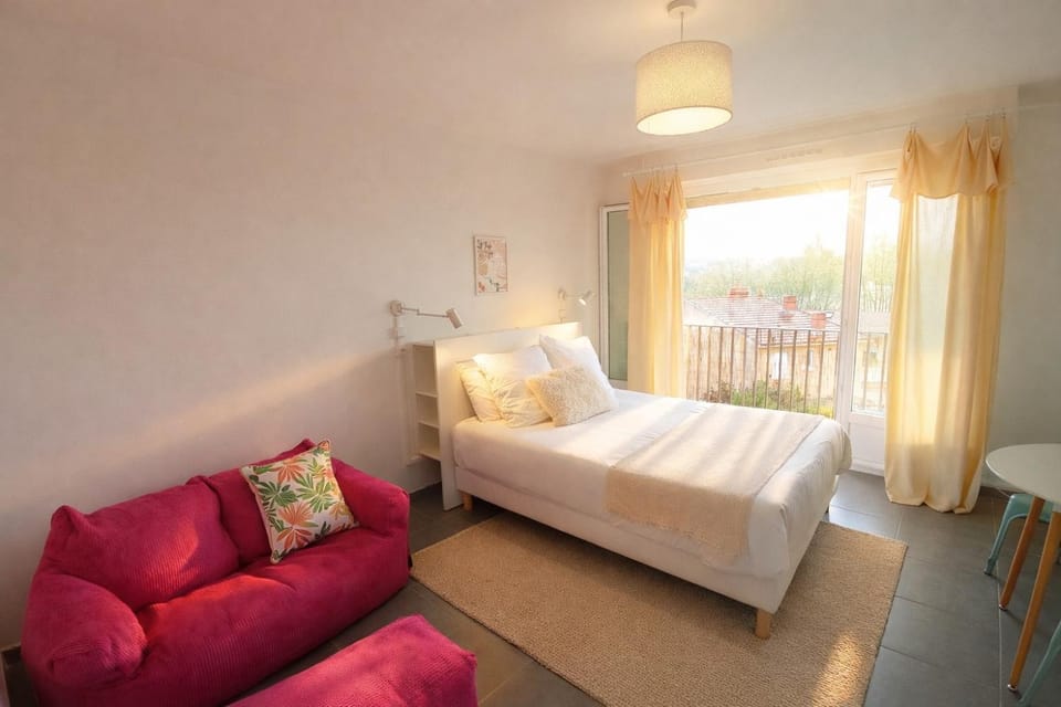 Photo of the whole room, Seating area, Bedroom