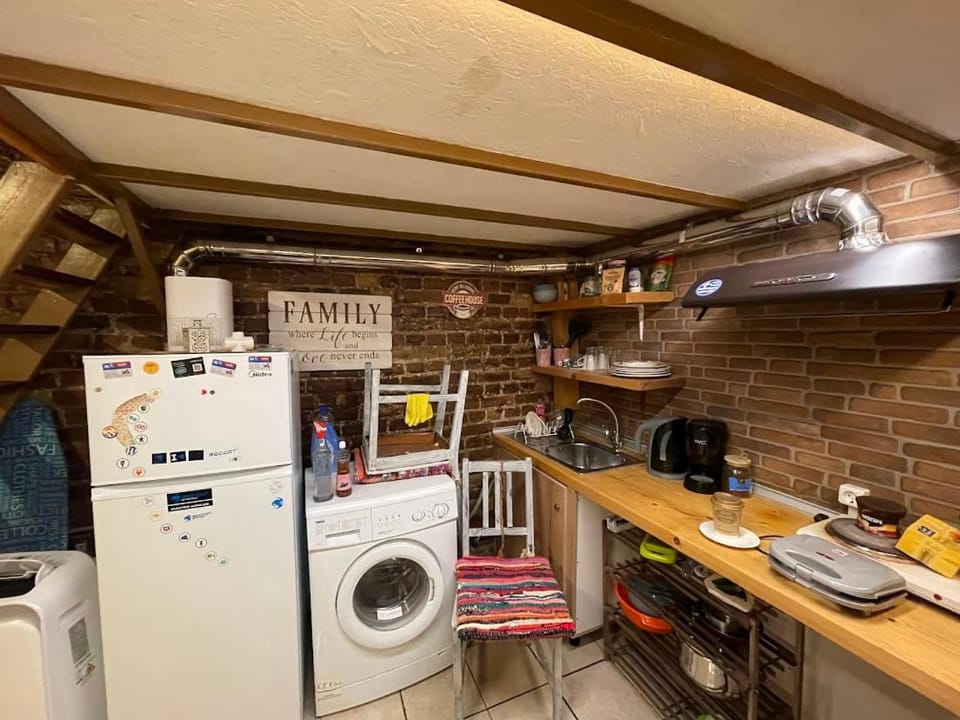 Kitchen or kitchenette, Dining area, oven, toaster, washing machine