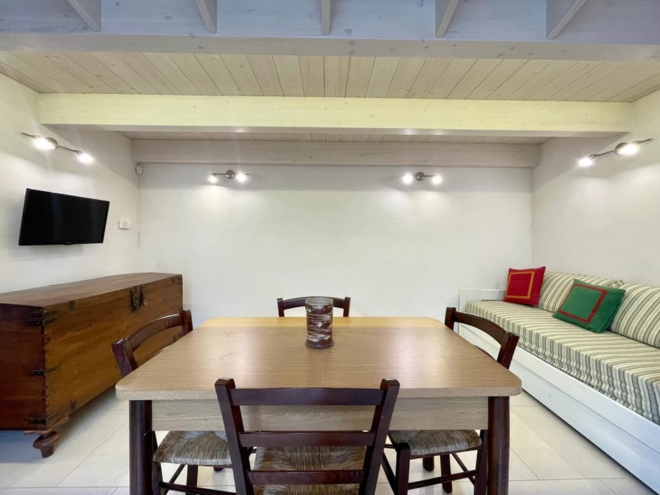 Communal lounge/ TV room, TV and multimedia, Living room, Seating area, Dining area, Evening entertainment