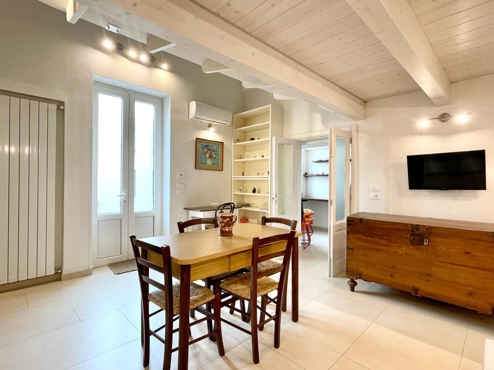 TV and multimedia, Living room, Seating area, Dining area