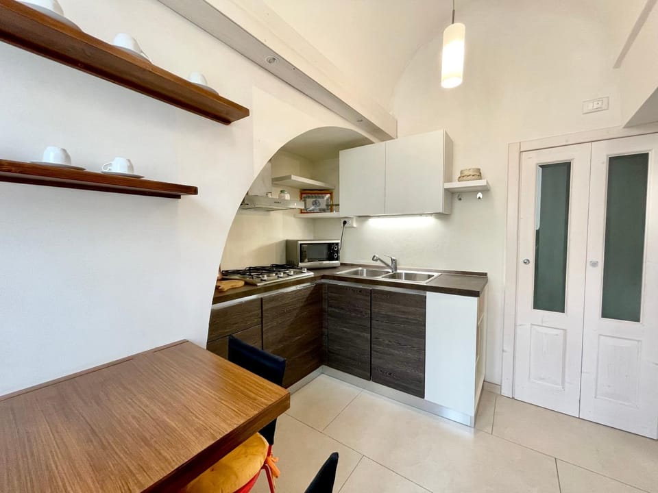 Kitchen or kitchenette, Dining area, stove