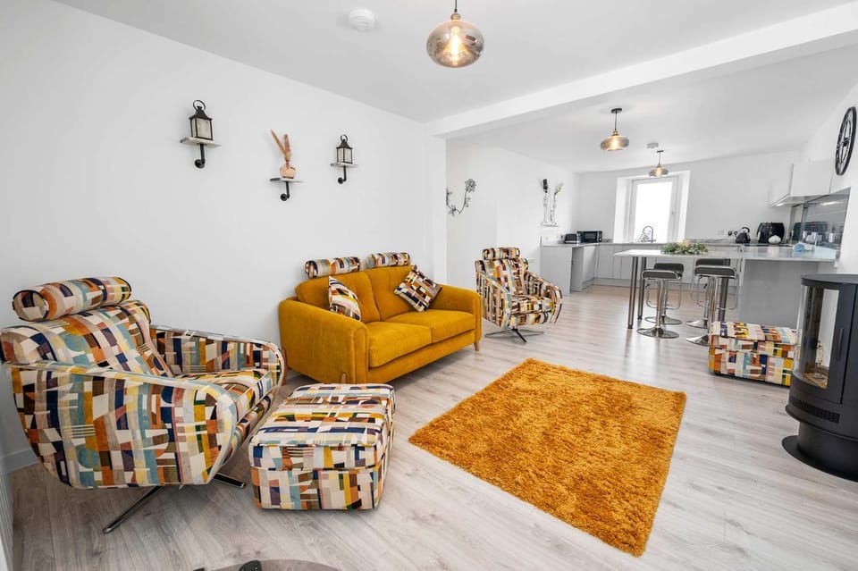 Kitchen or kitchenette, Living room, Seating area, Dining area