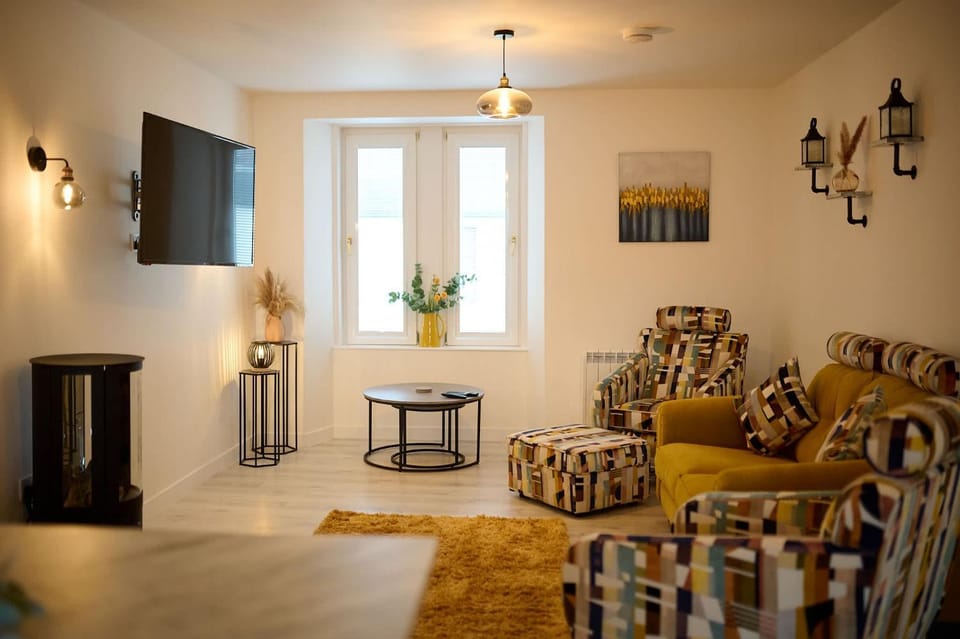 Communal lounge/ TV room, TV and multimedia, Living room, Seating area, Evening entertainment