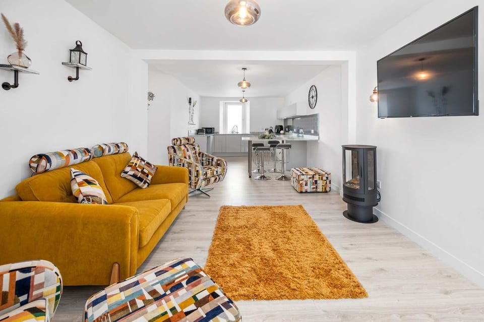 Communal lounge/ TV room, TV and multimedia, Living room, Seating area, Evening entertainment