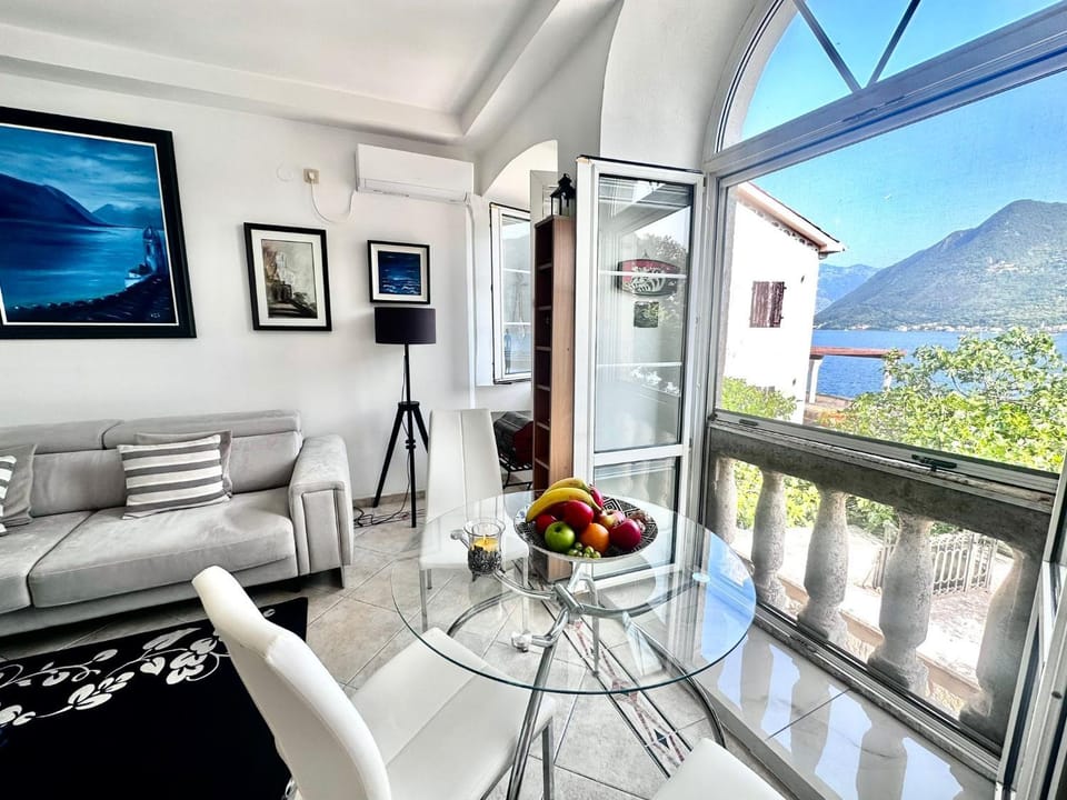 View (from property/room), Balcony/Terrace, Living room, Seating area, Dining area, Mountain view