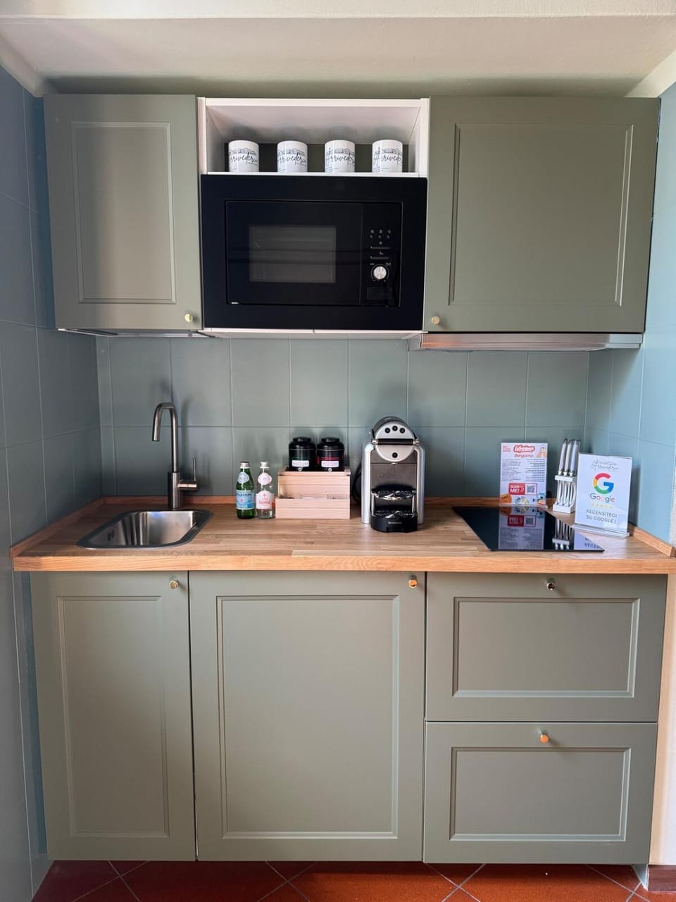 Coffee/tea facilities, Kitchen or kitchenette, stove
