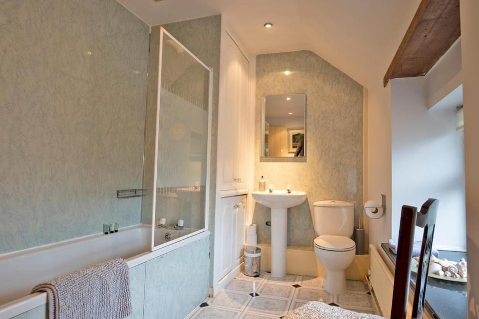 Knowl Cottage House in Staffordshire Moorlands District