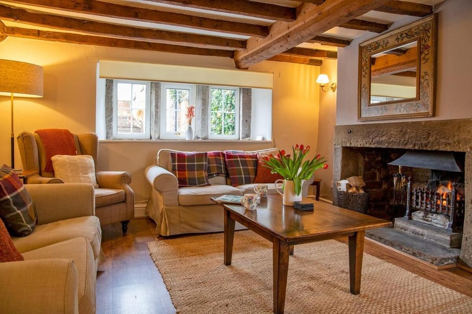 Knowl Cottage House in Staffordshire Moorlands District