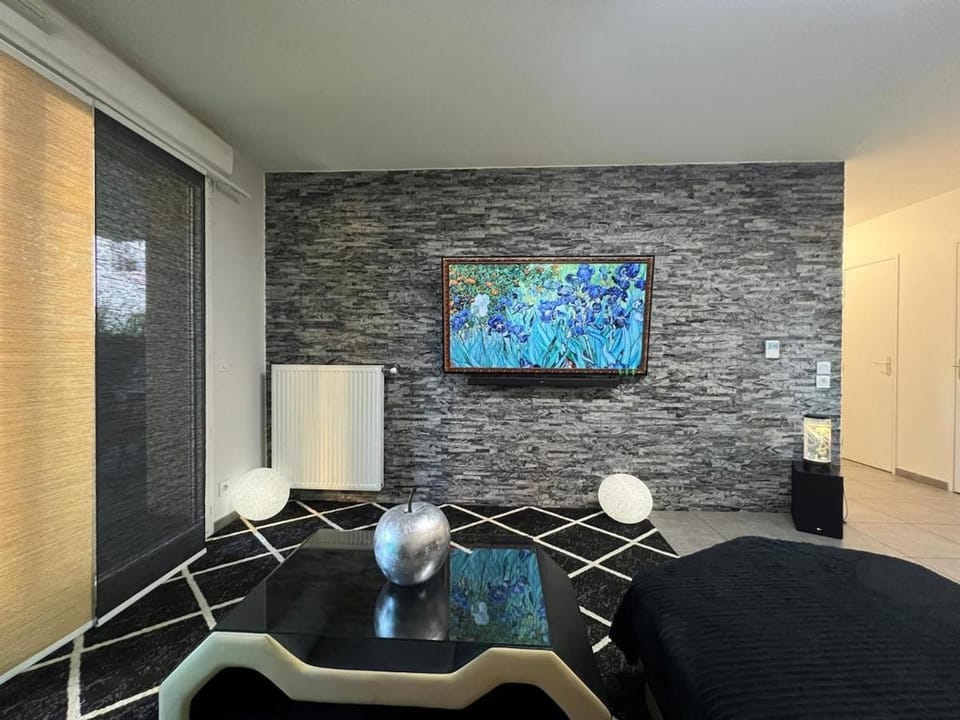 T2 cosy et rénové avec terrasse - proche de Lyon Apartment in Vaulx-en-Velin