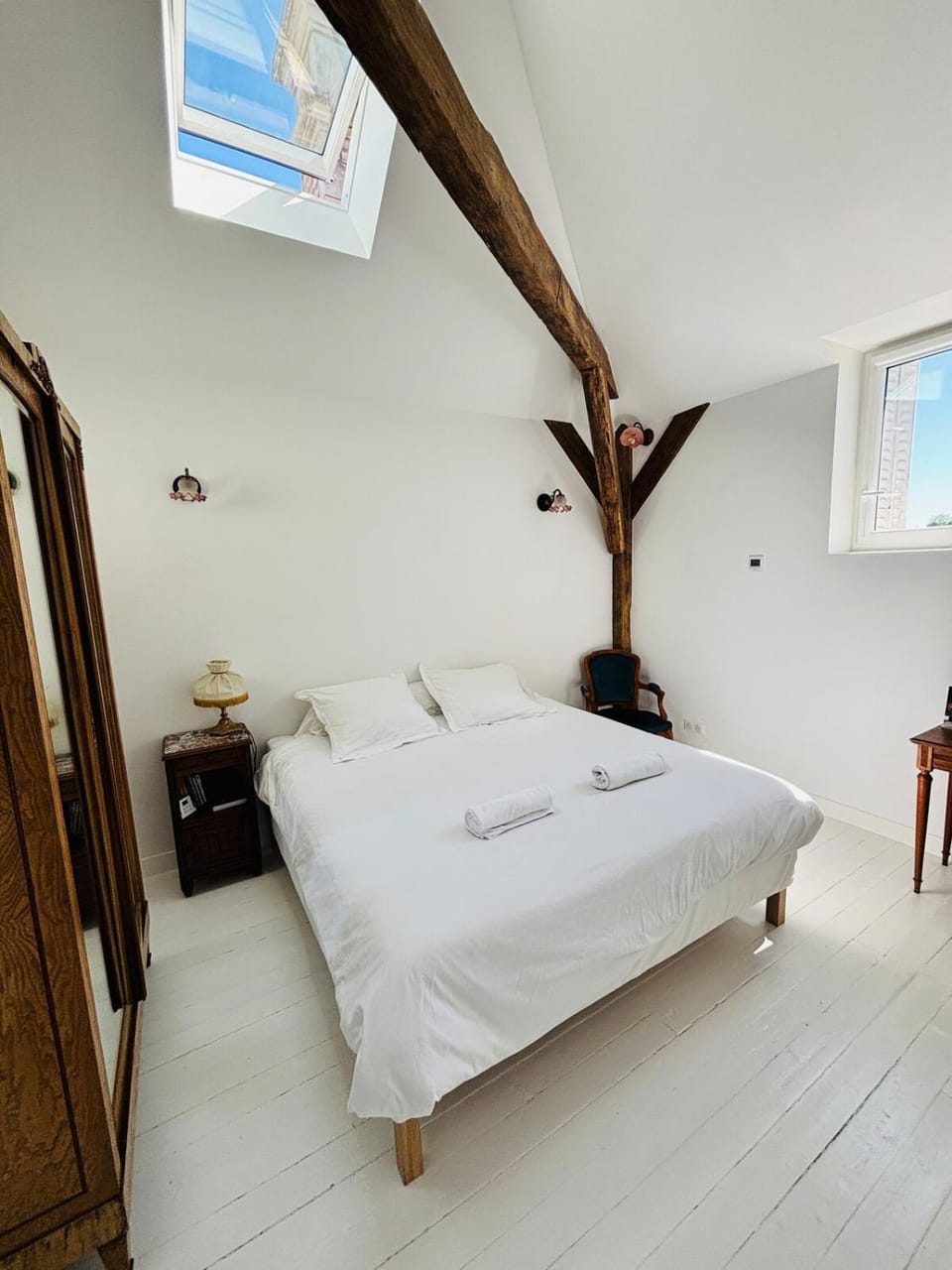 Photo of the whole room, Bedroom