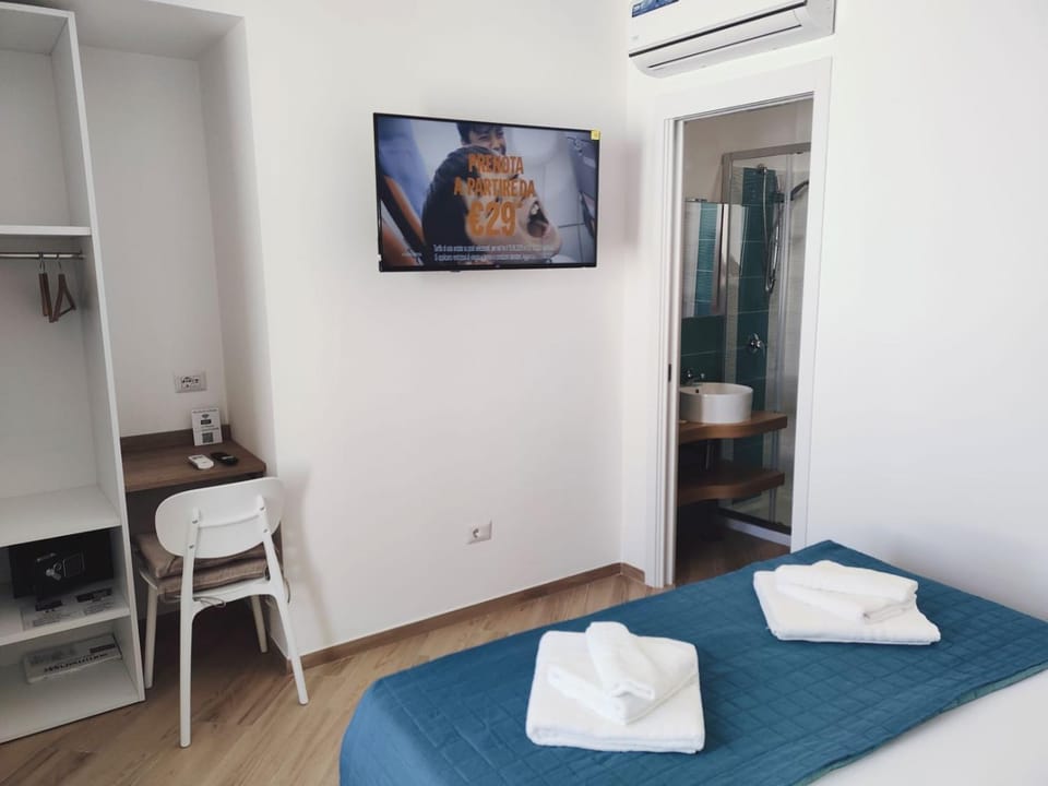 Bed, TV and multimedia, Photo of the whole room, Bedroom, towels, air conditioner