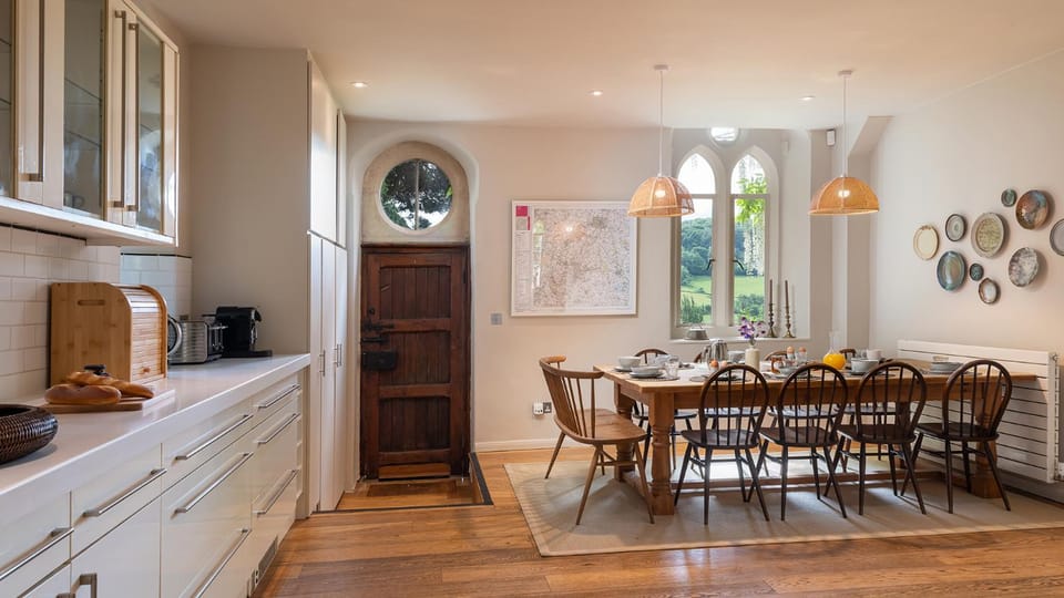 Coffee/tea facilities, Kitchen or kitchenette, Seating area, Dining area