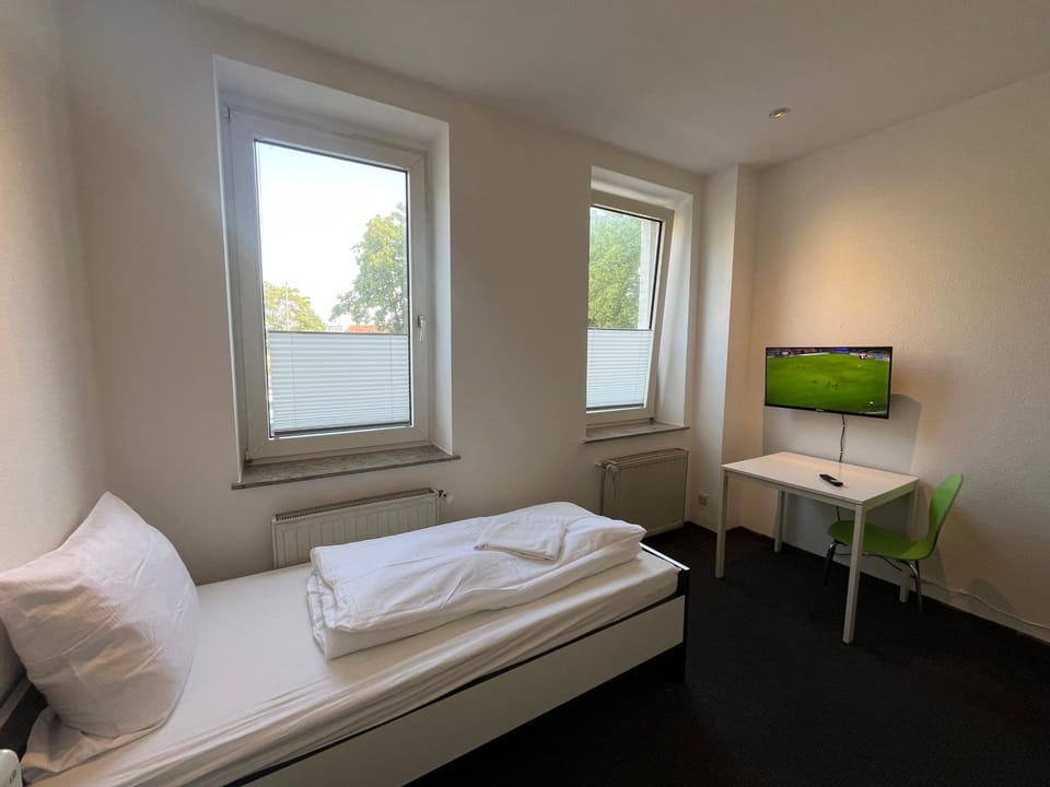 Bed, TV and multimedia, Bedroom, towels