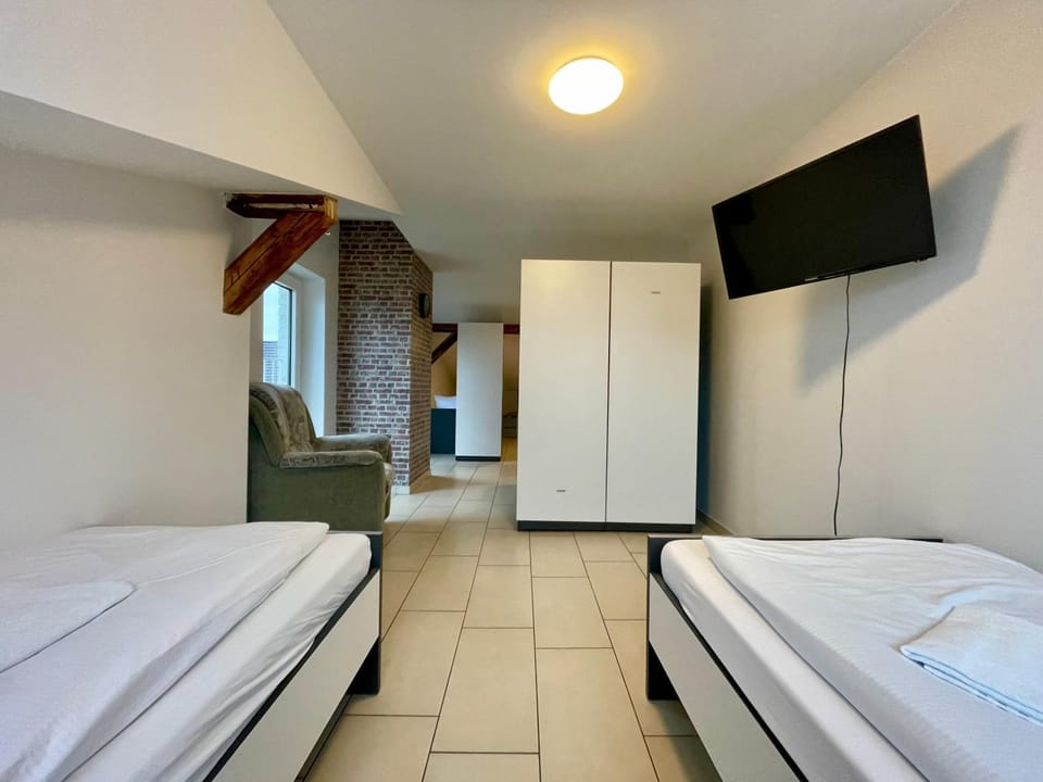 Bed, TV and multimedia, wardrobe