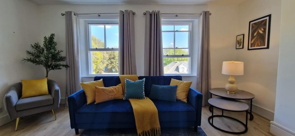 Chic 1BR Teddington Apartment Modern & Bright Apartment in Kingston upon Thames