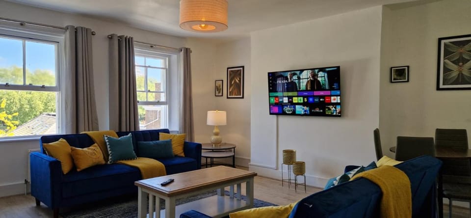 Chic 1BR Teddington Apartment Modern & Bright Apartment in Kingston upon Thames