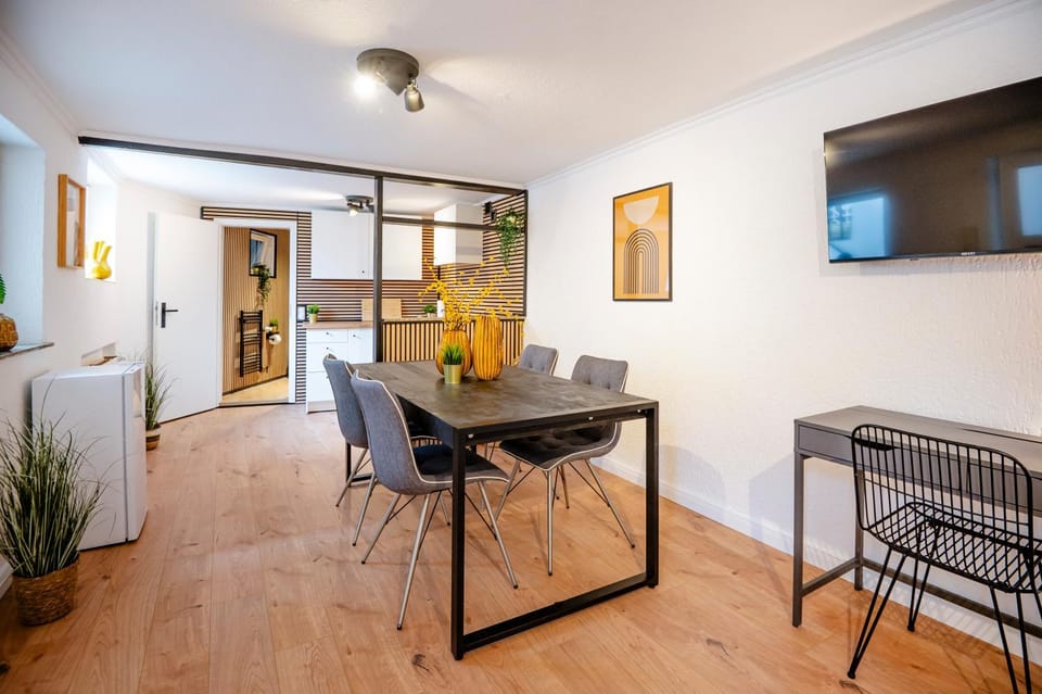 TV and multimedia, Kitchen or kitchenette, Living room, Seating area, Dining area
