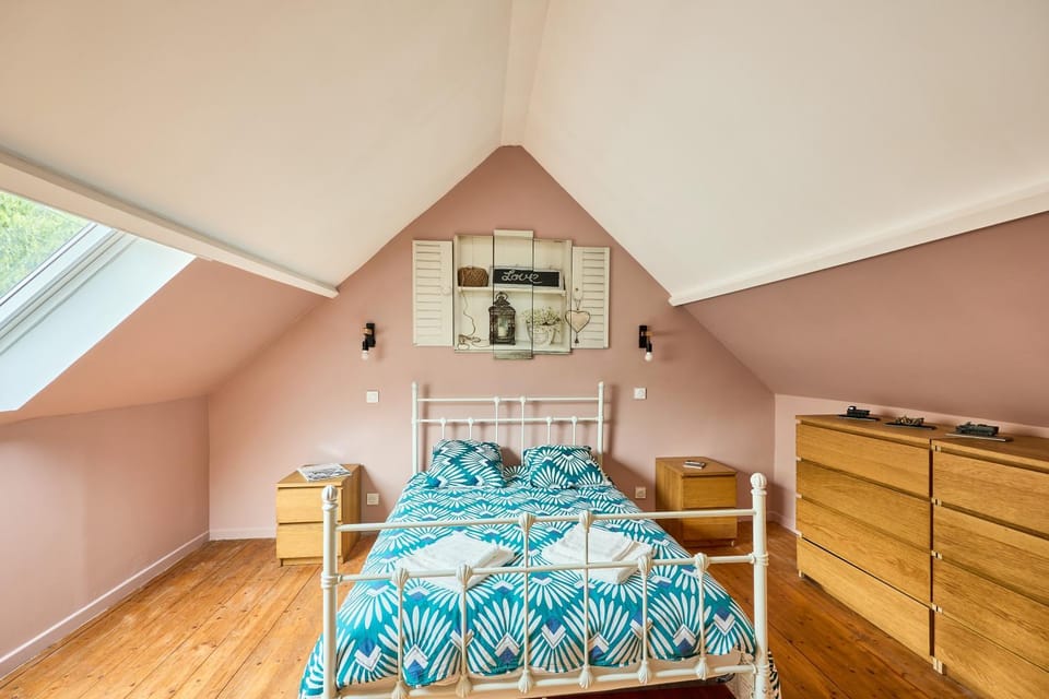 Bed, Photo of the whole room