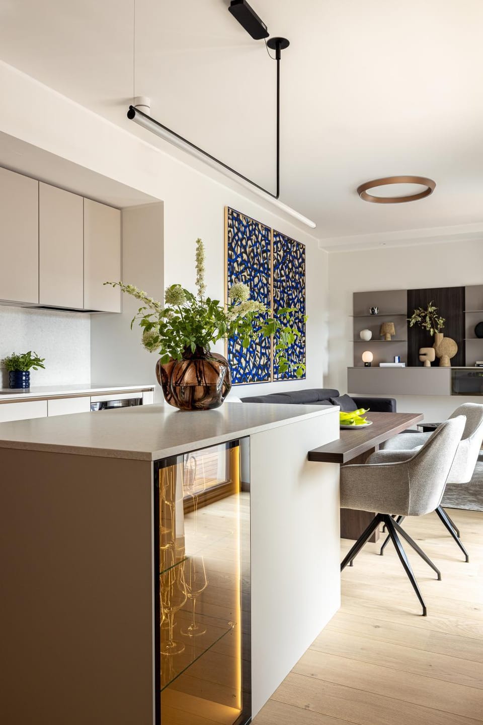 Kitchen or kitchenette, Dining area