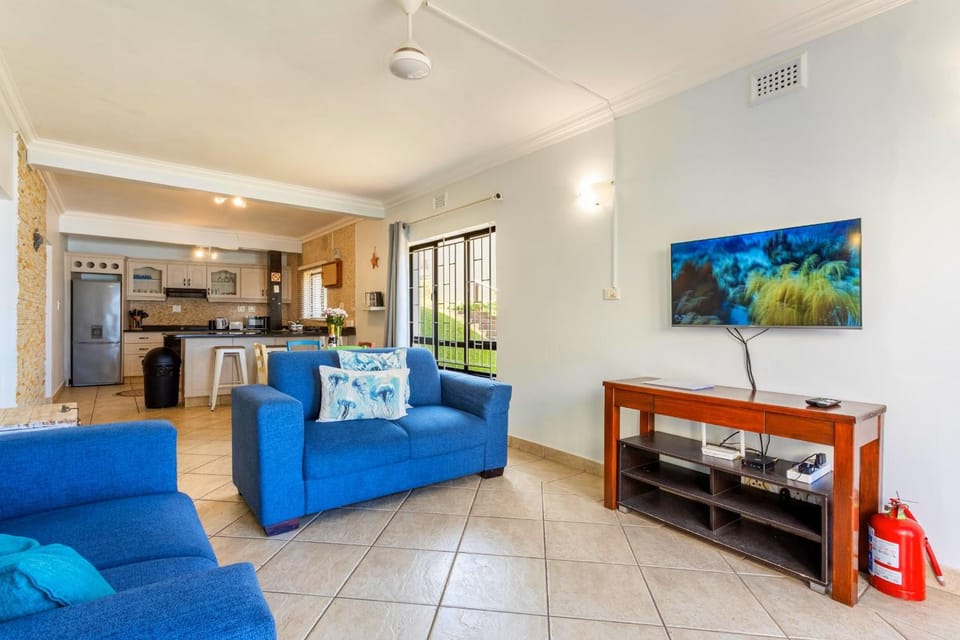 TV and multimedia, Kitchen or kitchenette, Living room, Seating area, Dining area, Family, microwave, oven, stove