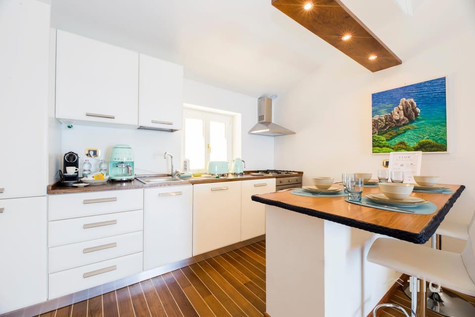 Coffee/tea facilities, Kitchen or kitchenette, Dining area, dishwasher, minibar, oven, pet friendly, stove, toaster