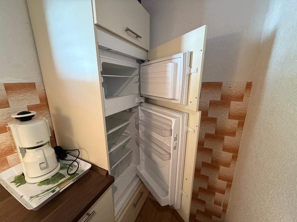 Coffee/tea facilities, Kitchen or kitchenette, stove