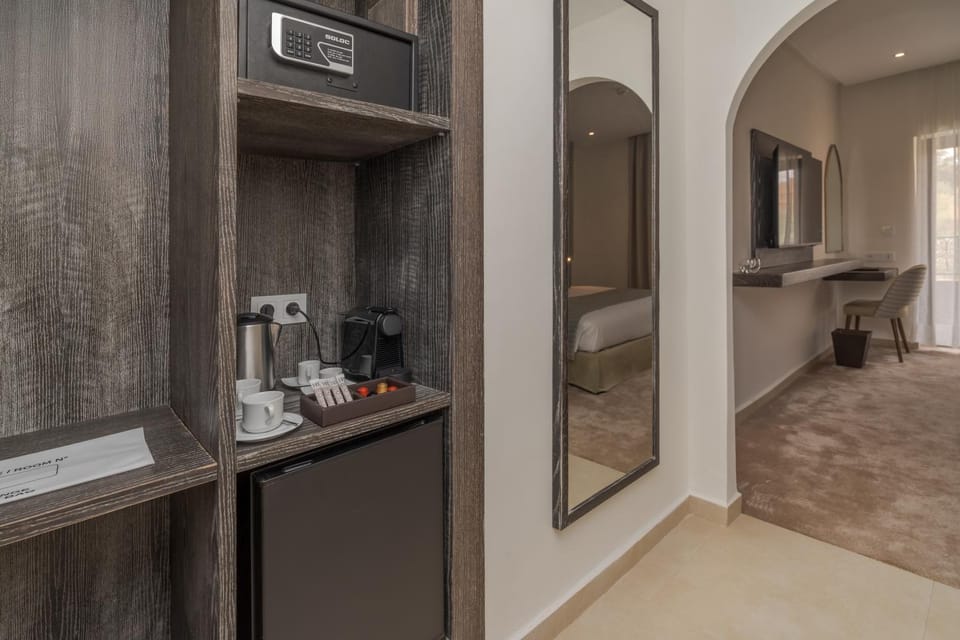 Bedroom, minibar