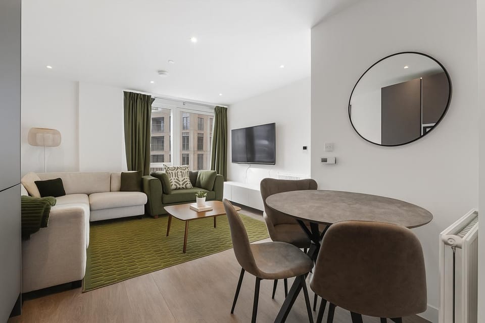 Communal lounge/ TV room, TV and multimedia, Living room, Seating area, Dining area, Evening entertainment