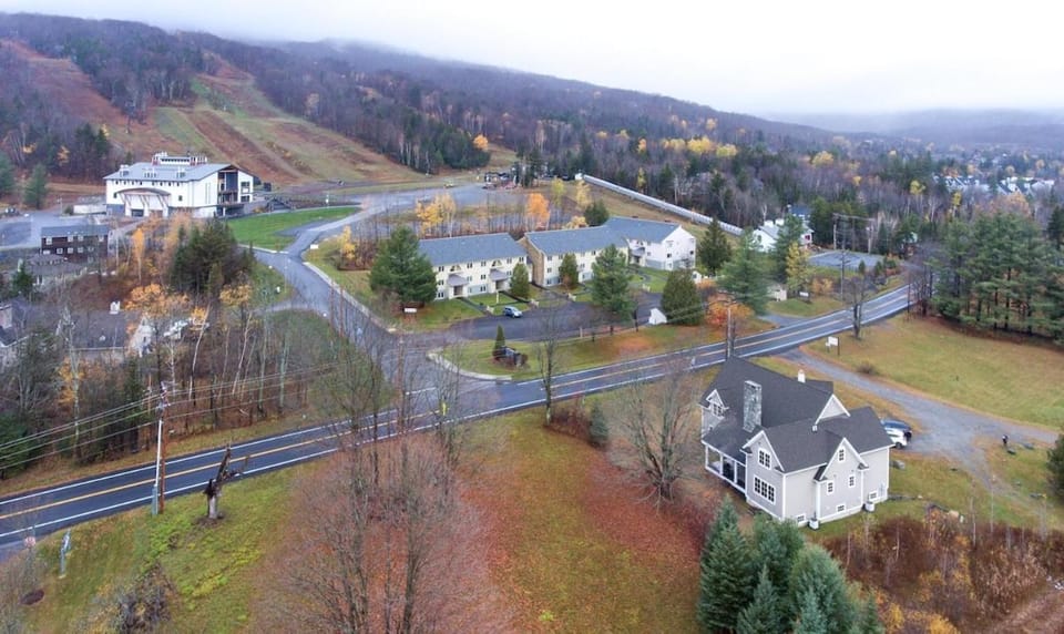 Mt Snow Convenience! Steps from the lifts! Hot Tub House in Dover