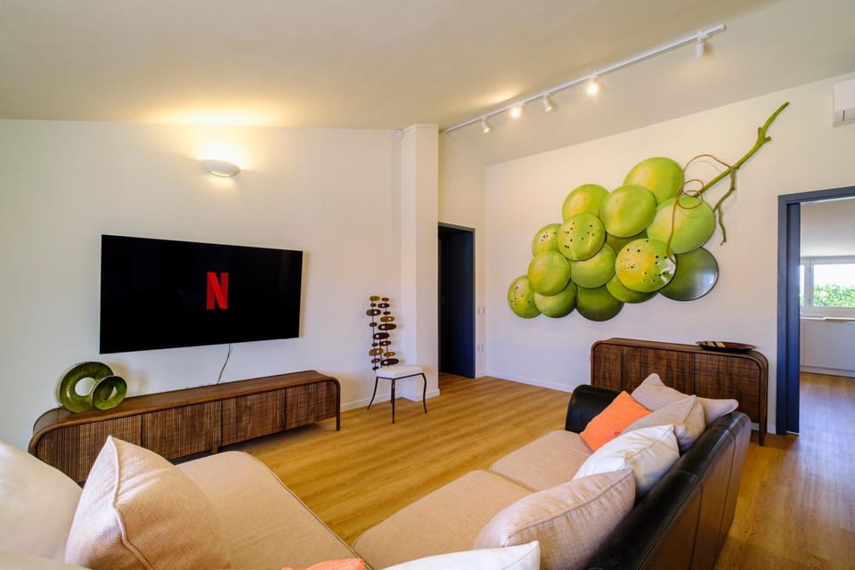 TV and multimedia, Living room, Seating area, Evening entertainment